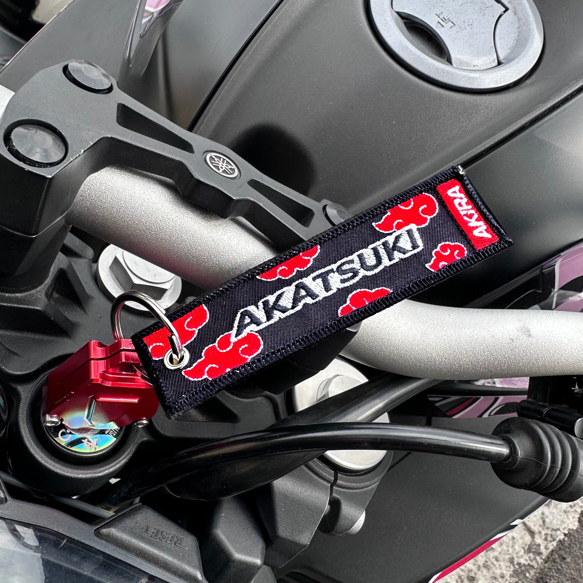 Back view of Itachi Uchiha embroidered keychain – anime keychain – Akira Gallery
